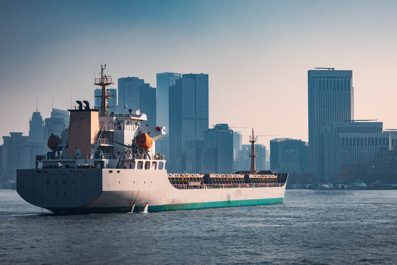 城市天际线前的货船图片