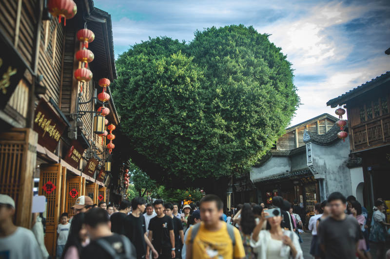 古街红灯人潮涌图片