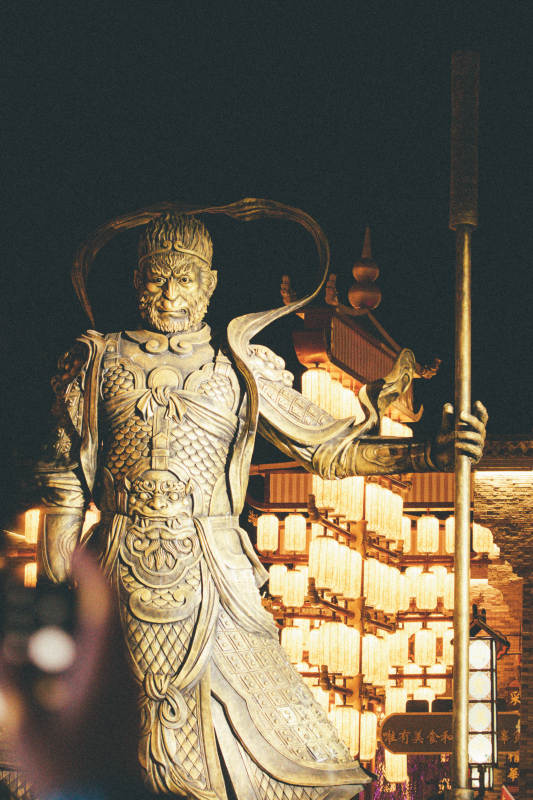 夜幕下的守护神图片