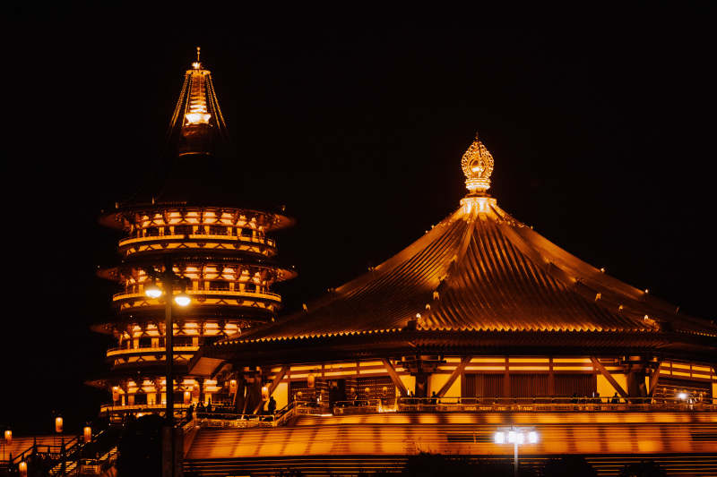 夜色中的古塔与寺庙图片