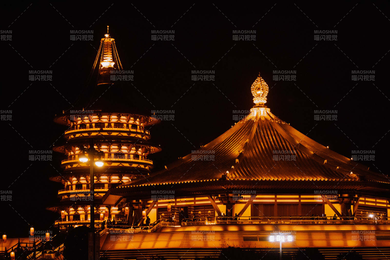 夜色中的古塔与寺庙图片