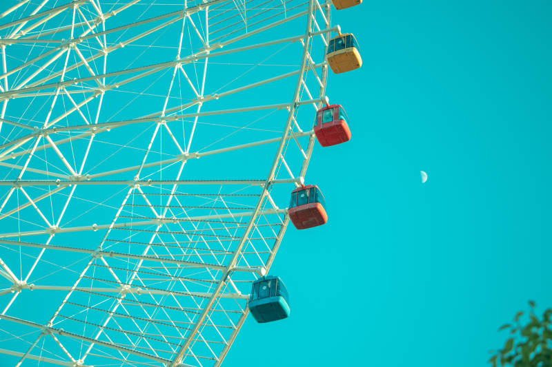 摩天轮与新月图片