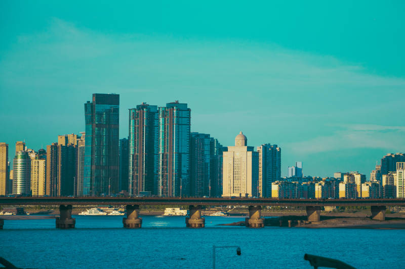 城市天际线与桥梁图片