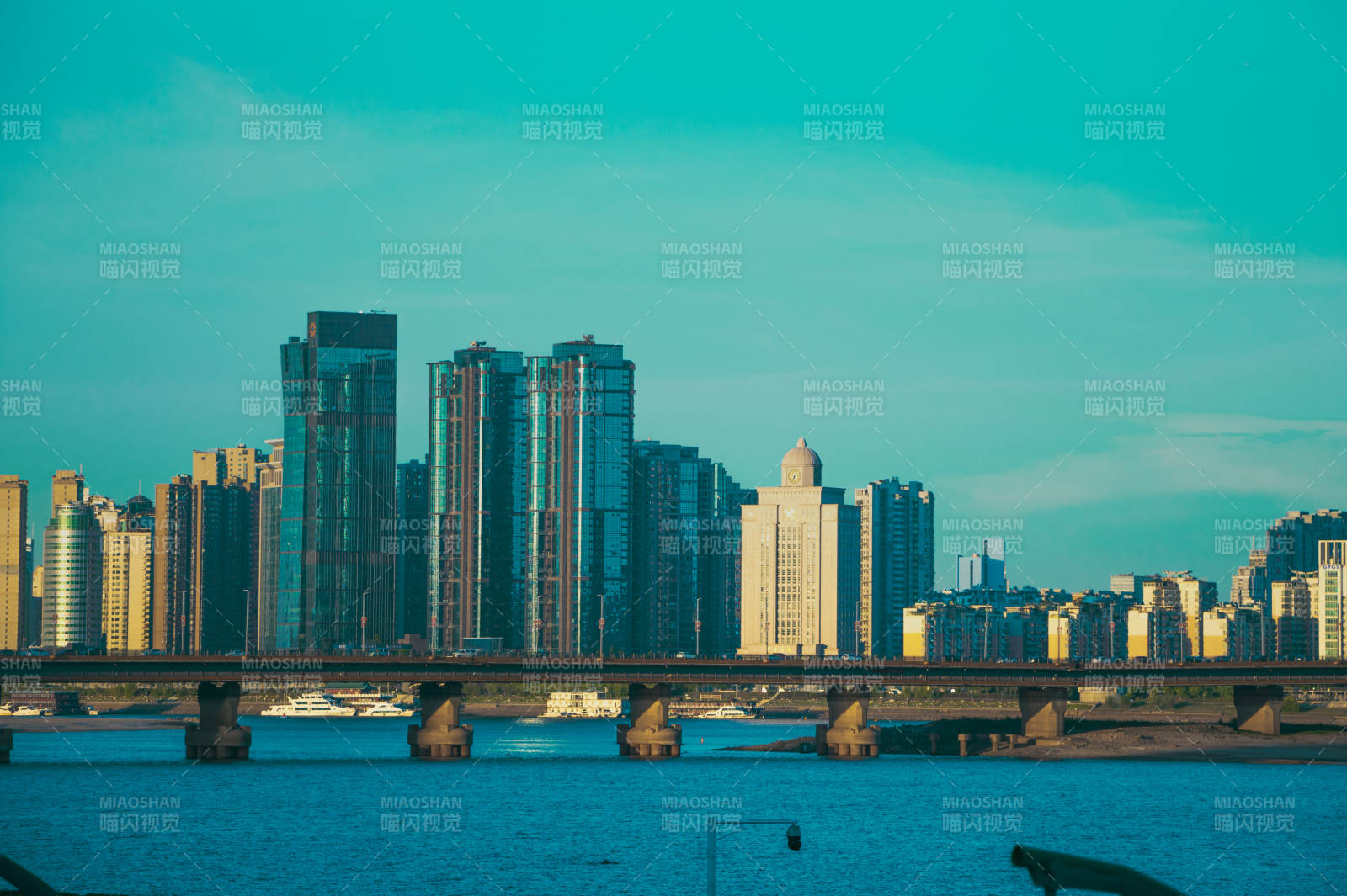 城市天际线与桥梁图片