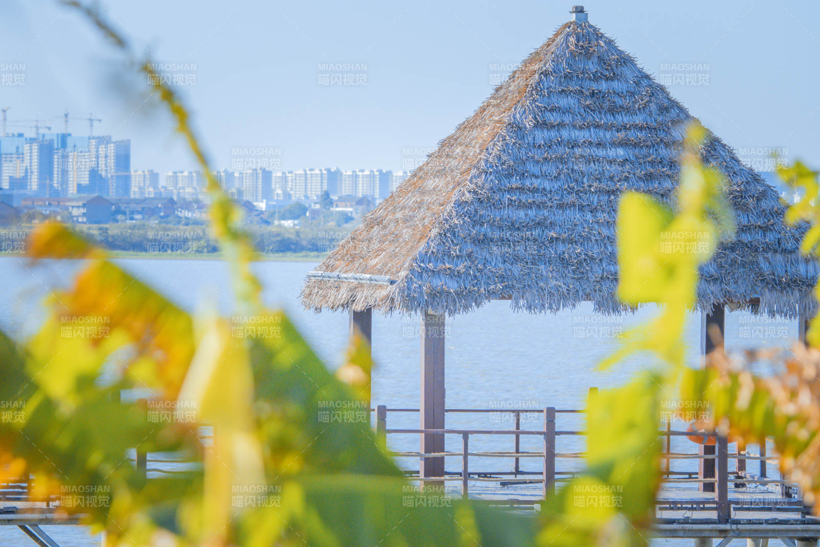 湖畔茅亭秋景图图片