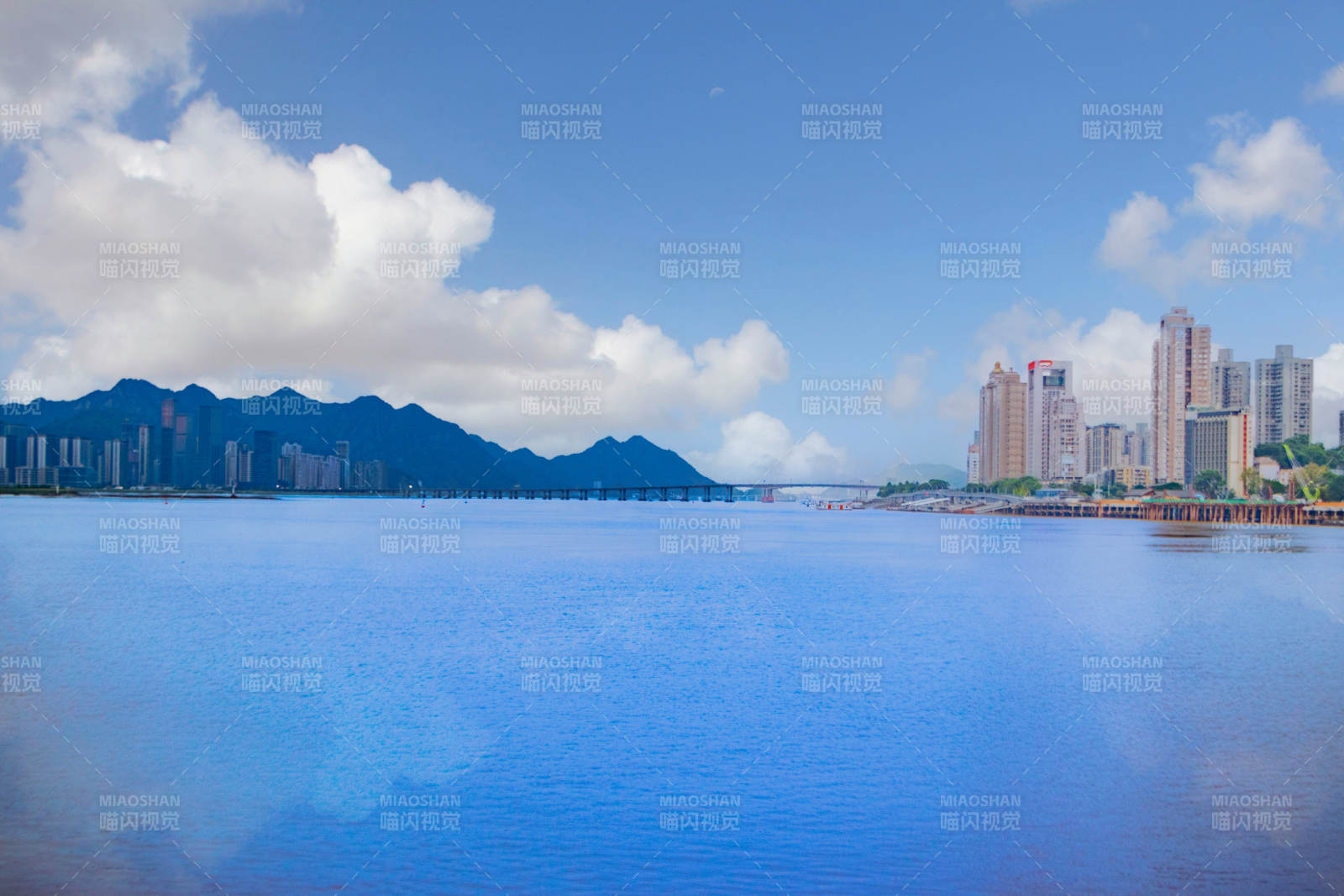 海滨城市与山脉图片