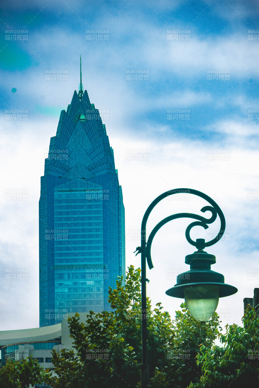 摩天大楼与街灯图片