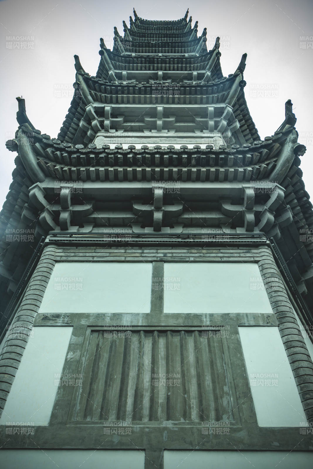 古塔耸立云霄图片