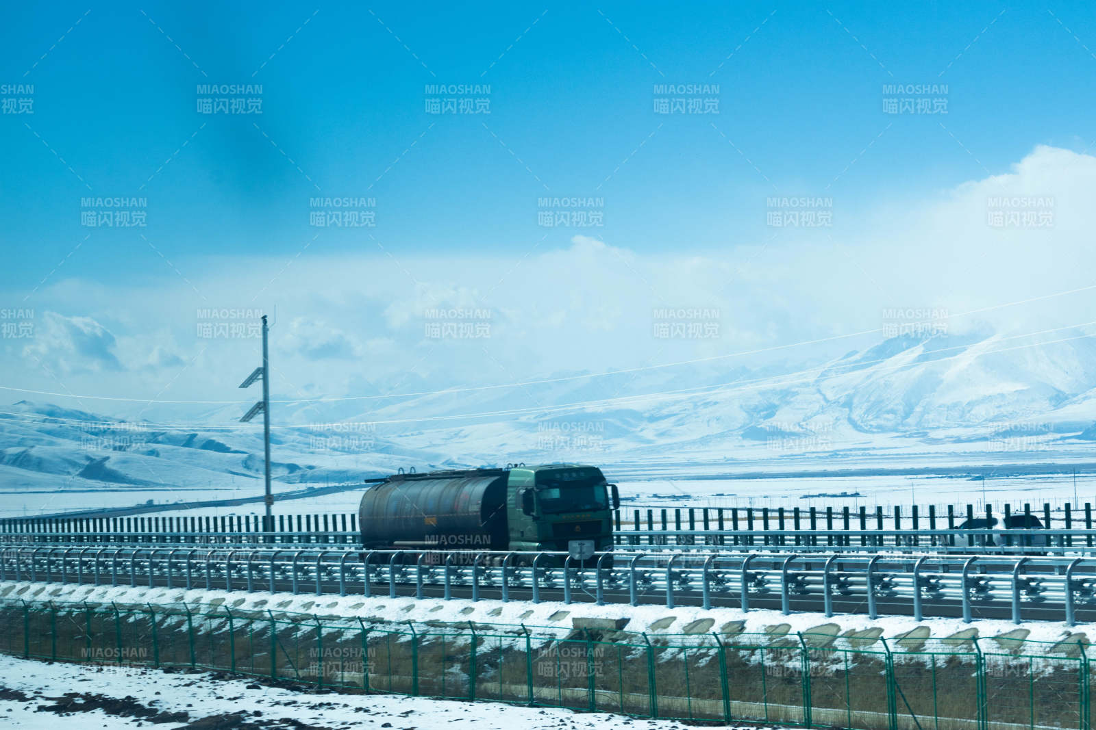 雪原上的卡车图片