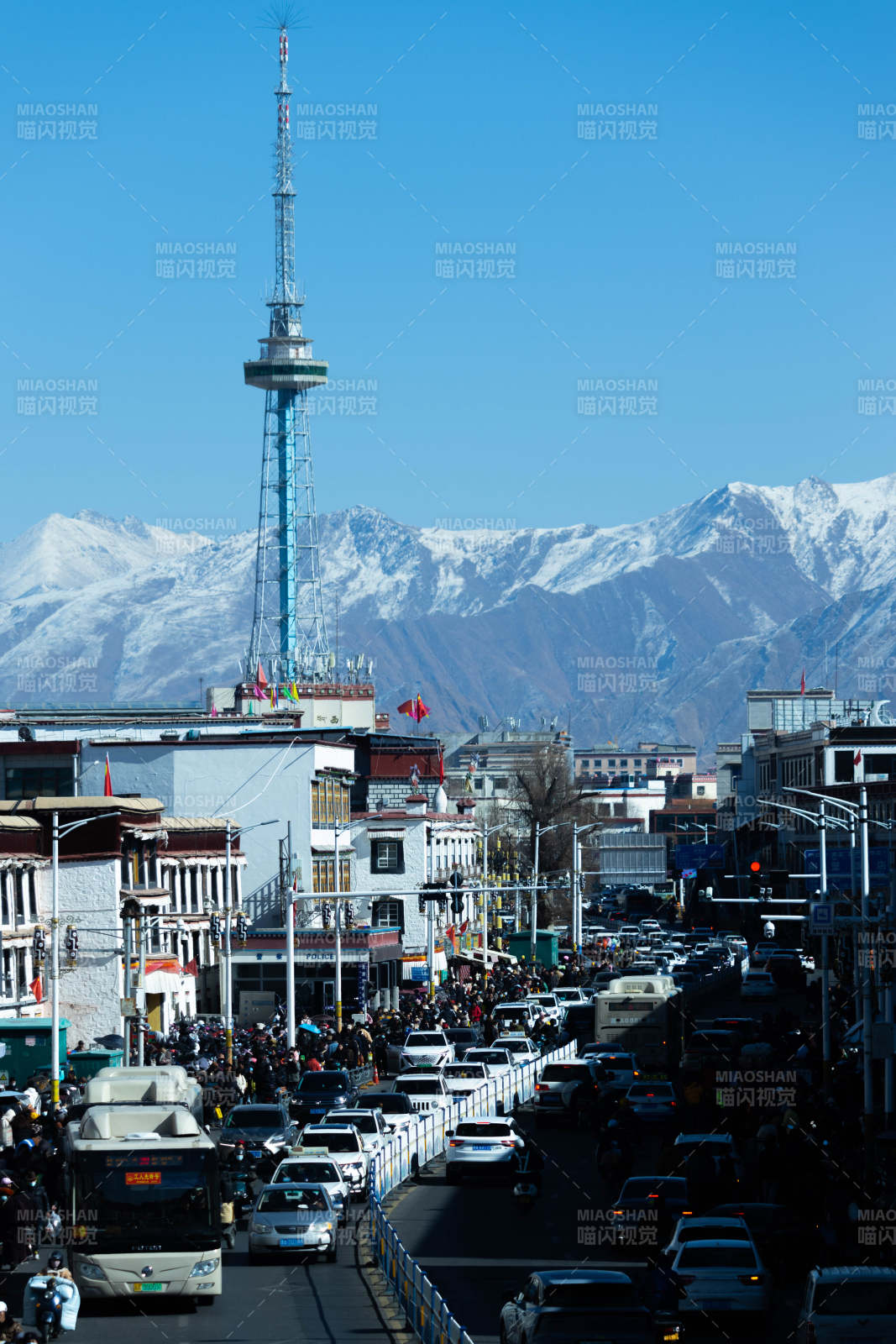 城市街道与雪山背景图片