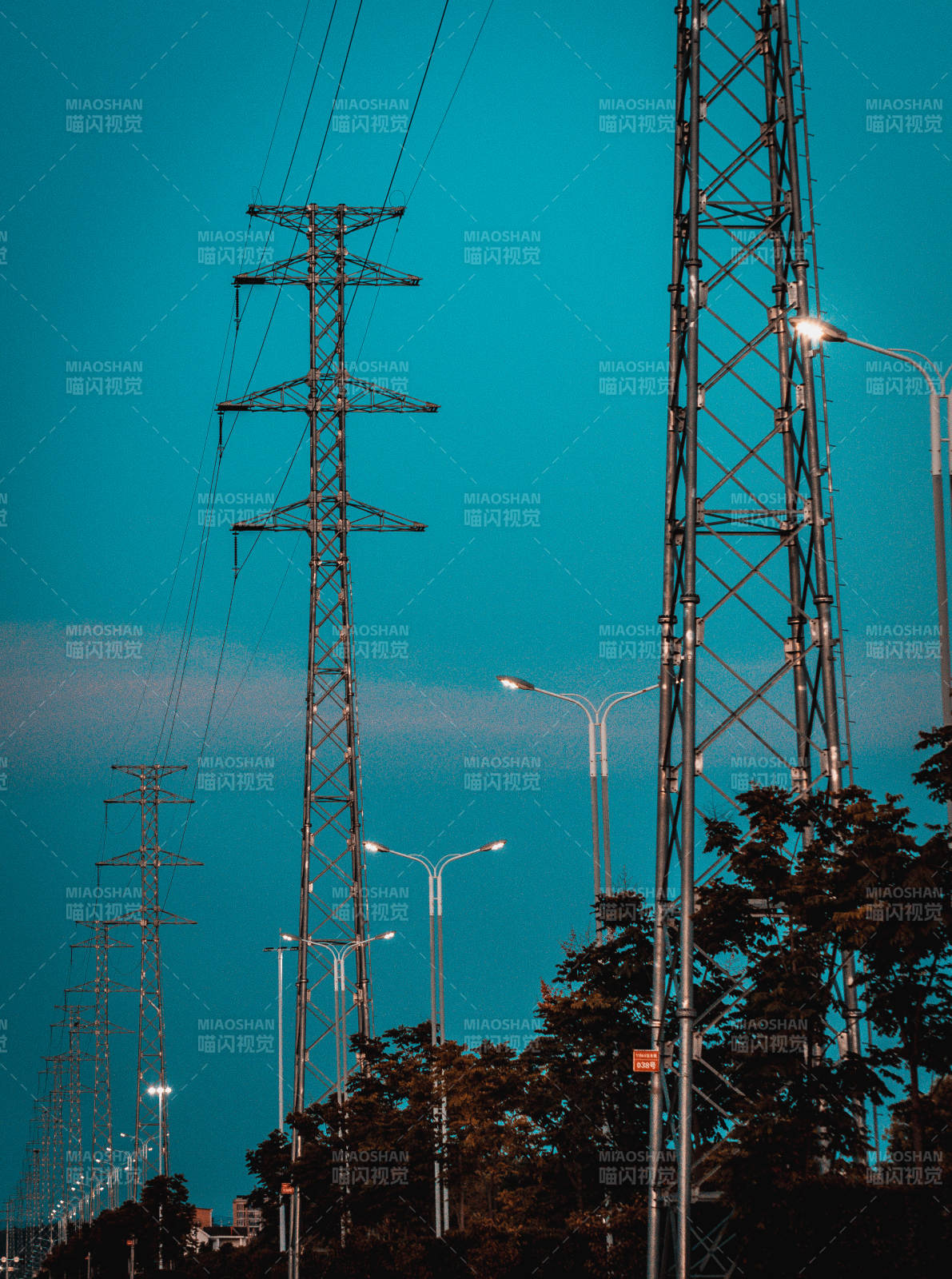 电力线塔与路灯图片