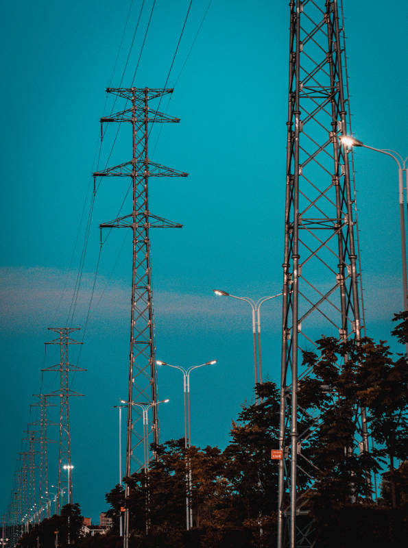 电力线塔与路灯图片