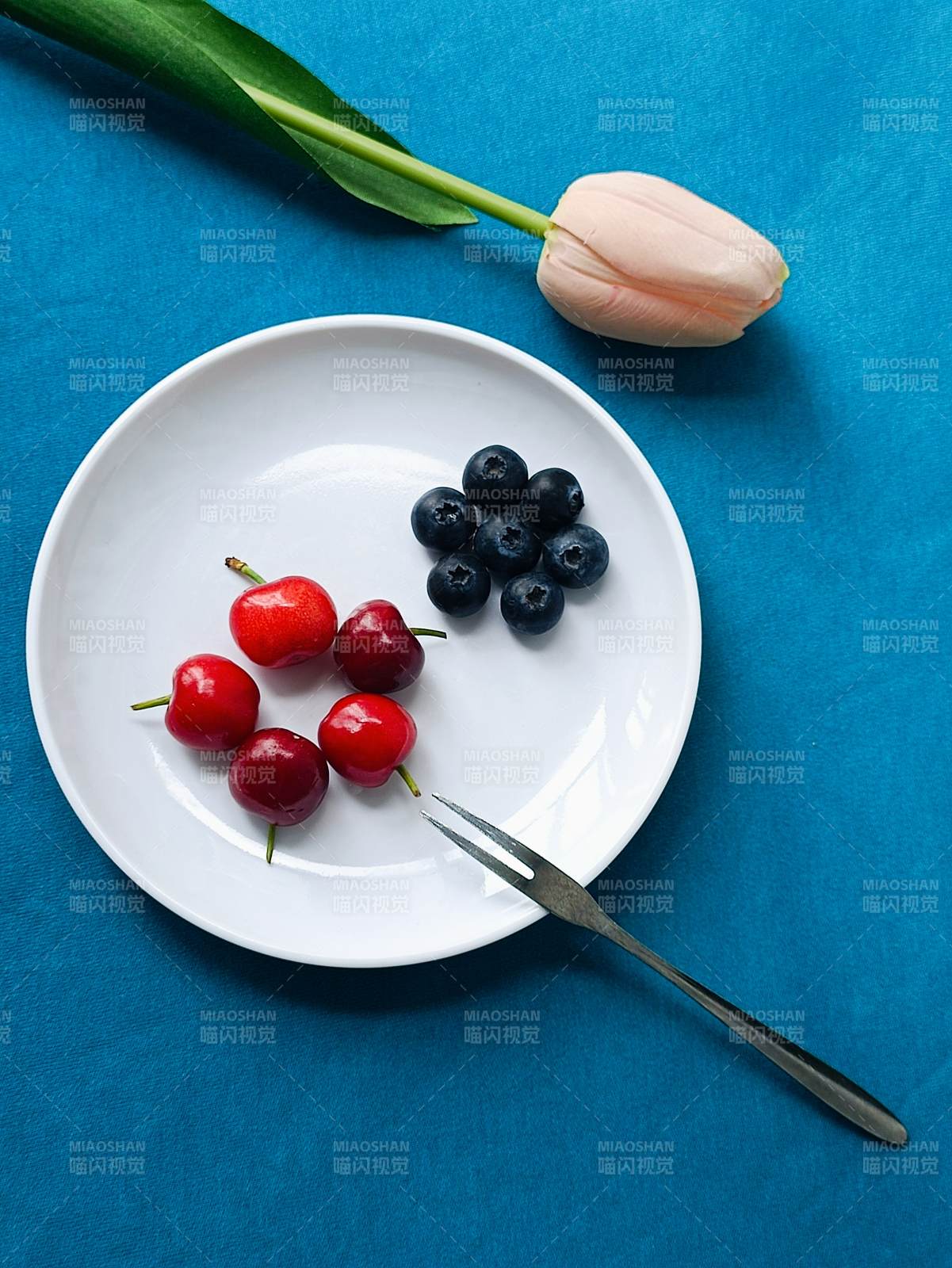 樱桃蓝莓与郁金香图片