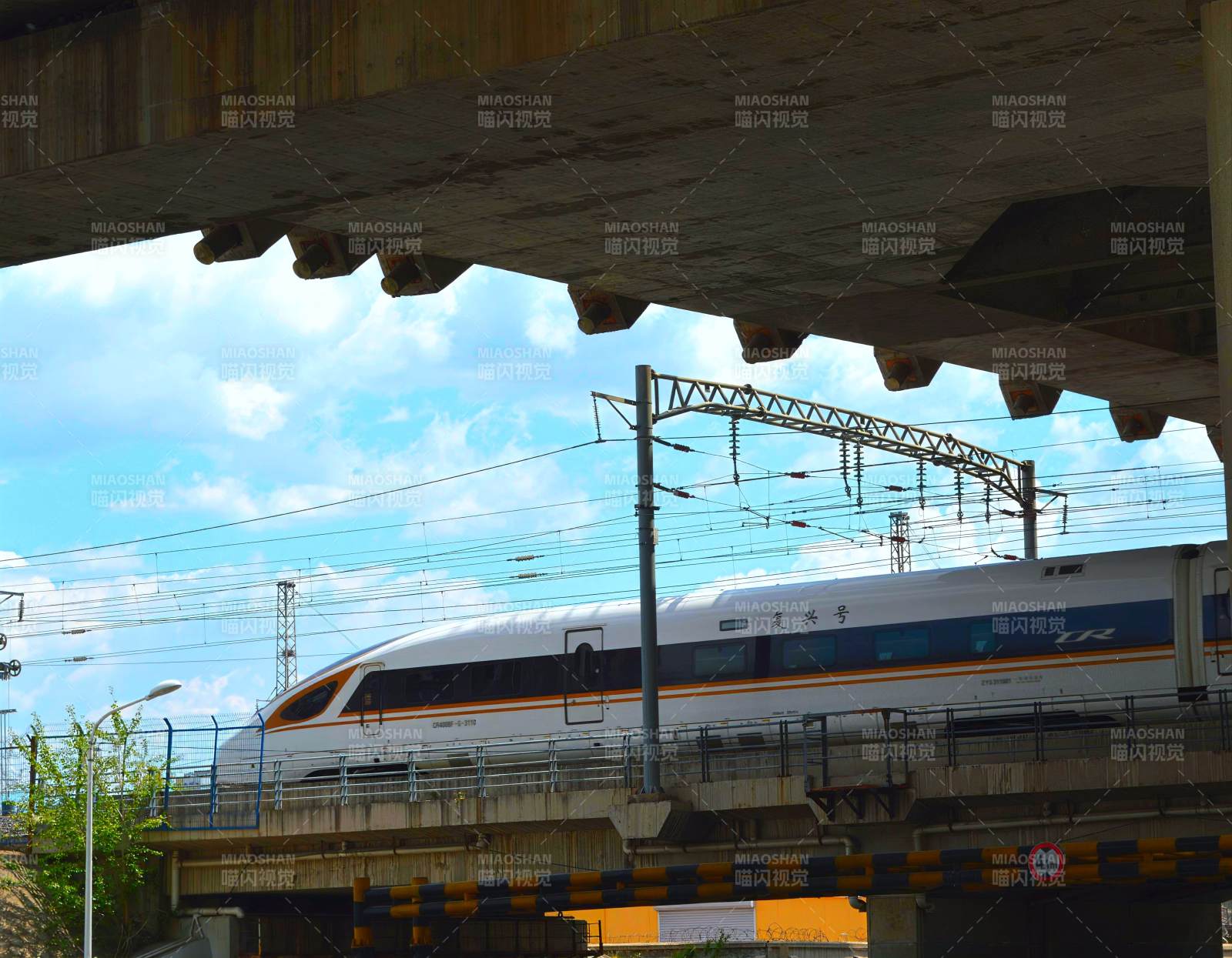 高铁穿桥图片