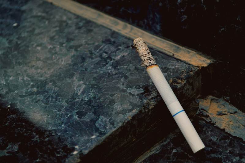 孤独的烟蒂图片