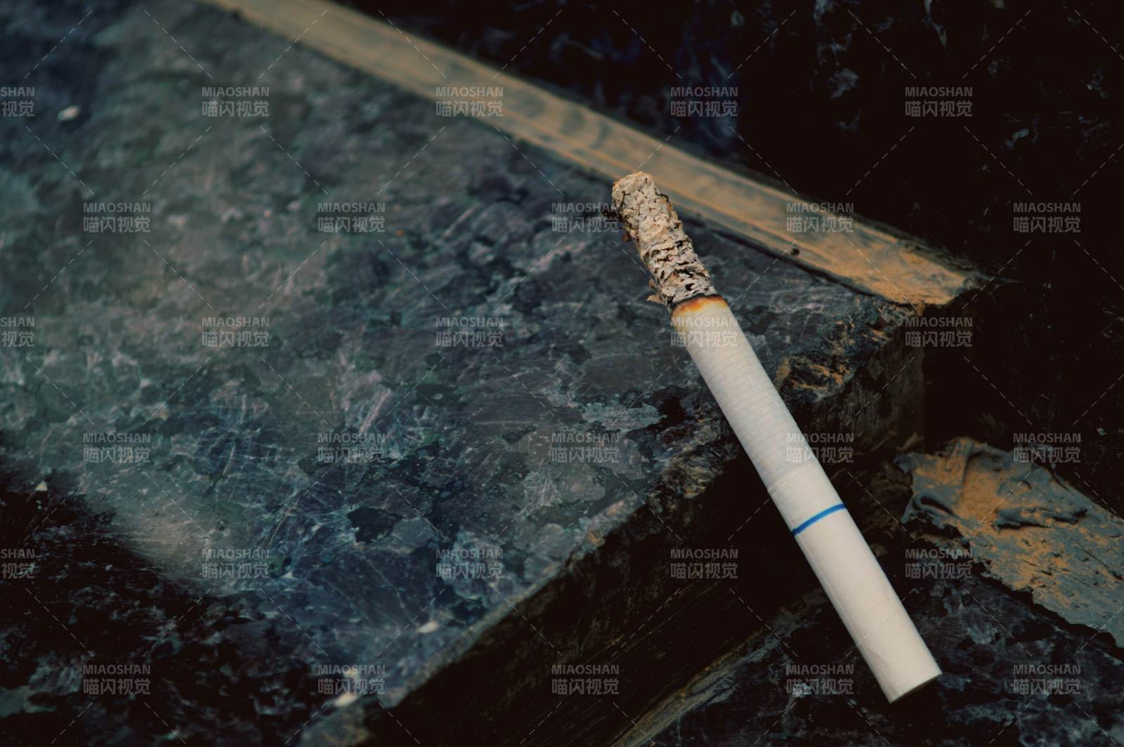 孤独的烟蒂图片