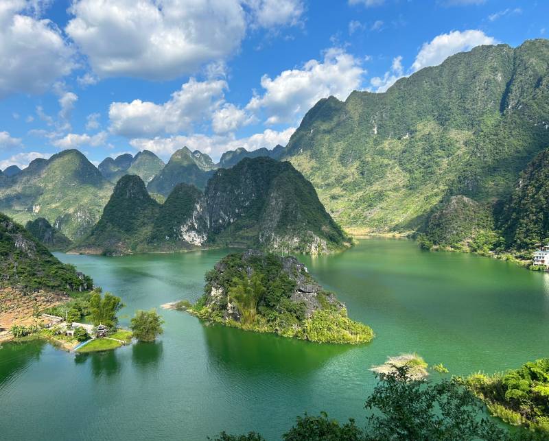 广西百色浩坤湖-深山翡翠图片