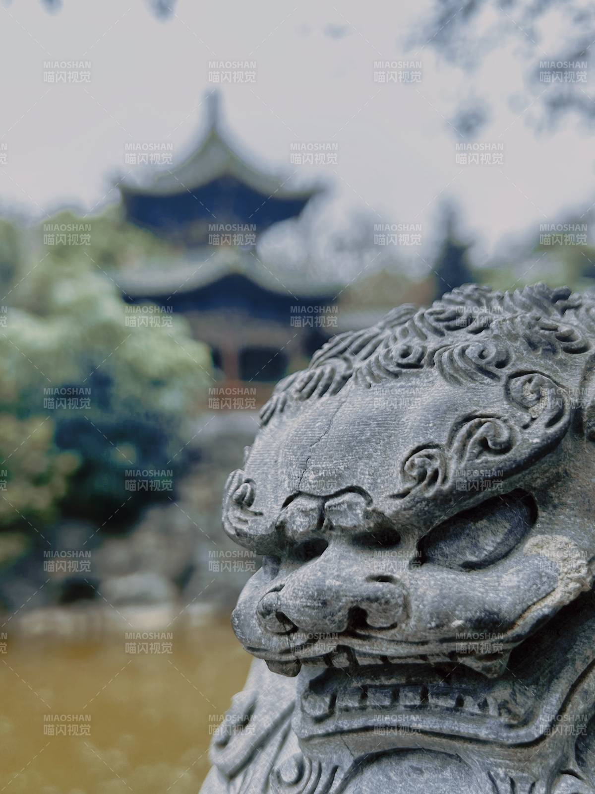 石狮守卫古塔图片