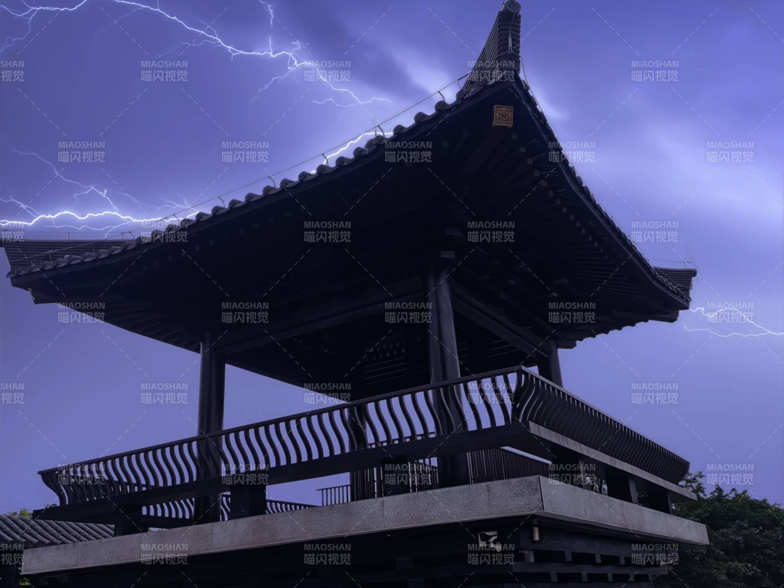 雷雨夜中的古建筑图片