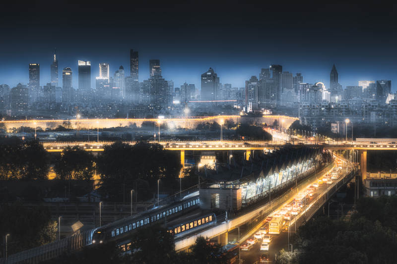 夜幕下的城市交通图片