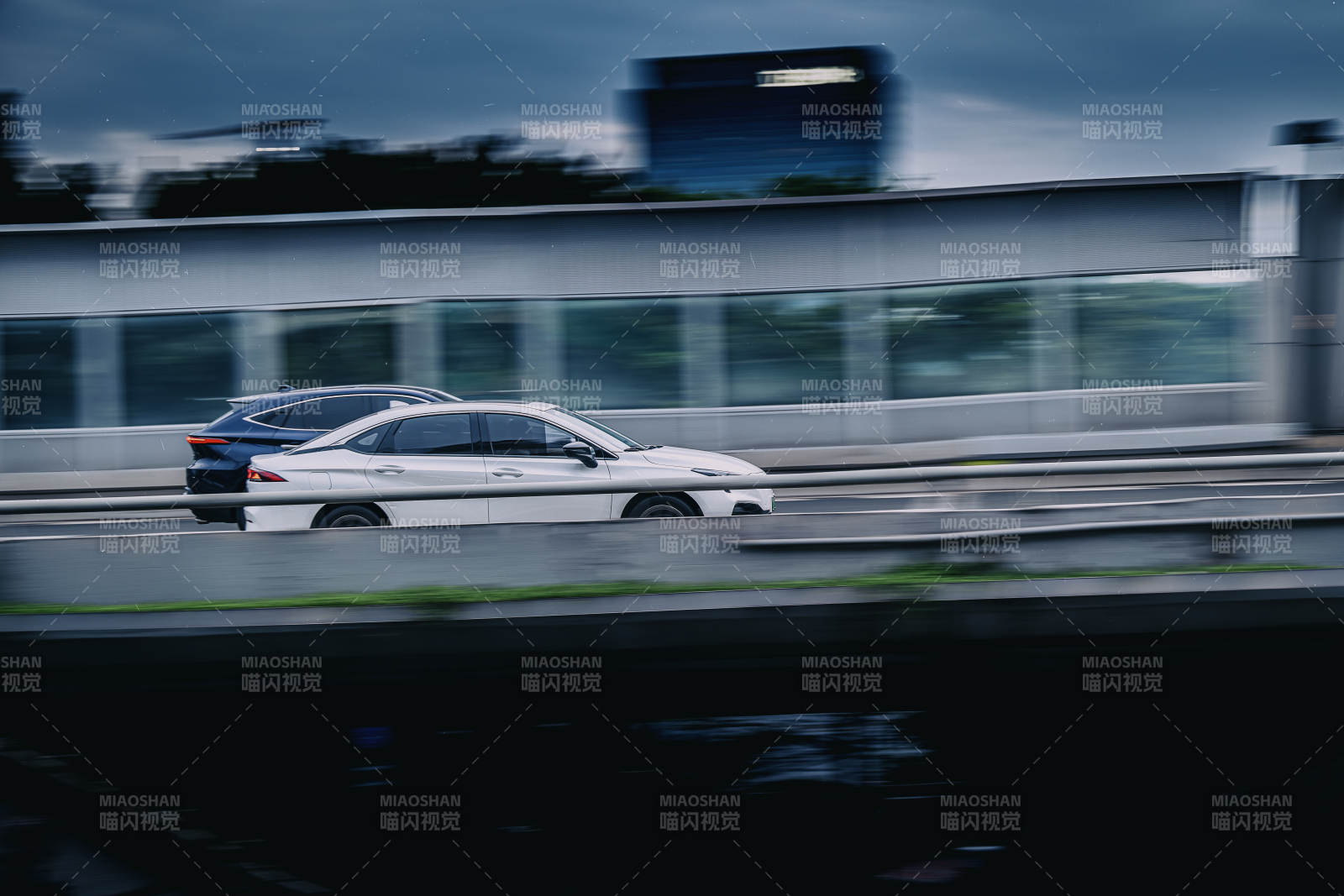 高速公路上的白色轿车图片