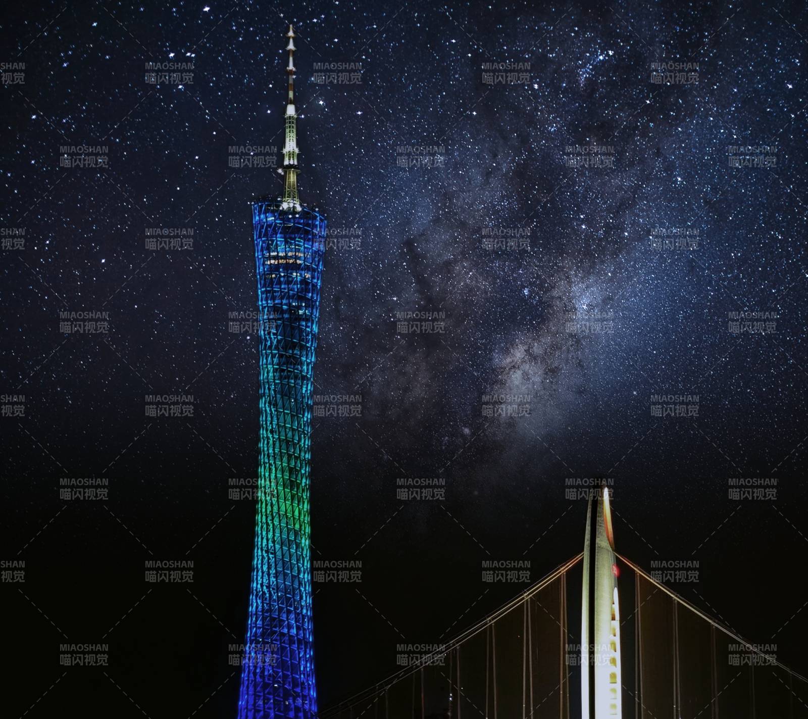 星夜下的彩虹塔图片