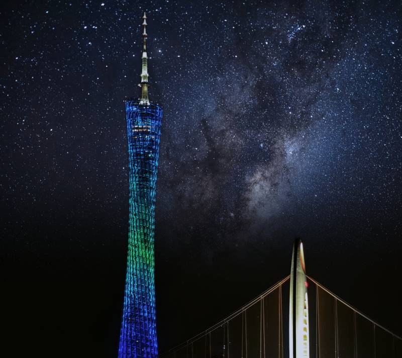 星夜下的彩虹塔图片