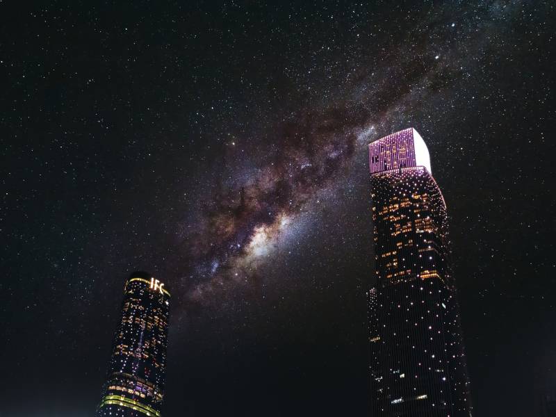 星河与双塔图片