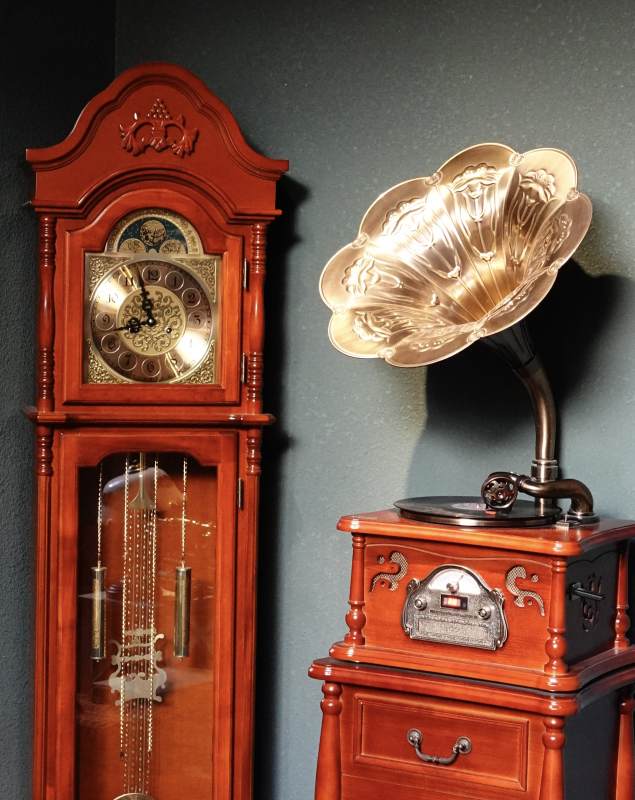 古董钟表与留声机图片