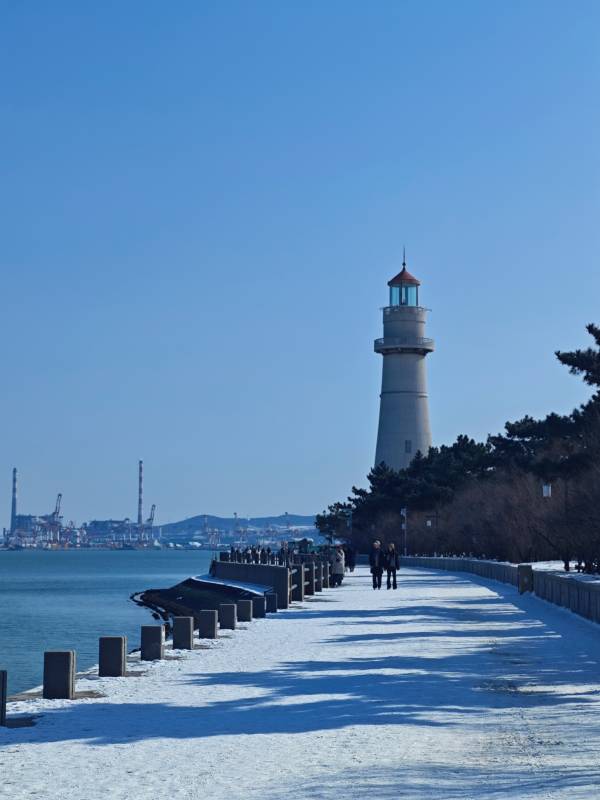 冬日雪景中的灯塔图片