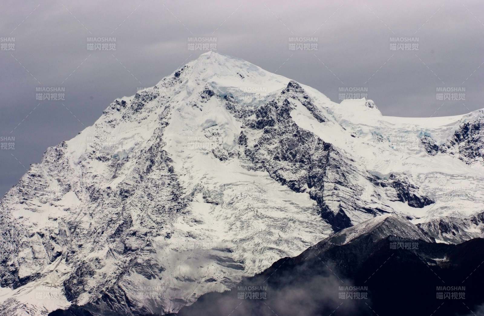 雪峰巍峨图片
