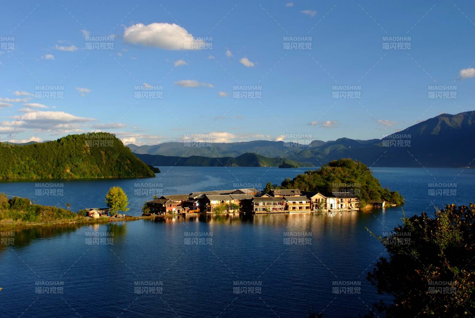 湖畔宁静村庄图片