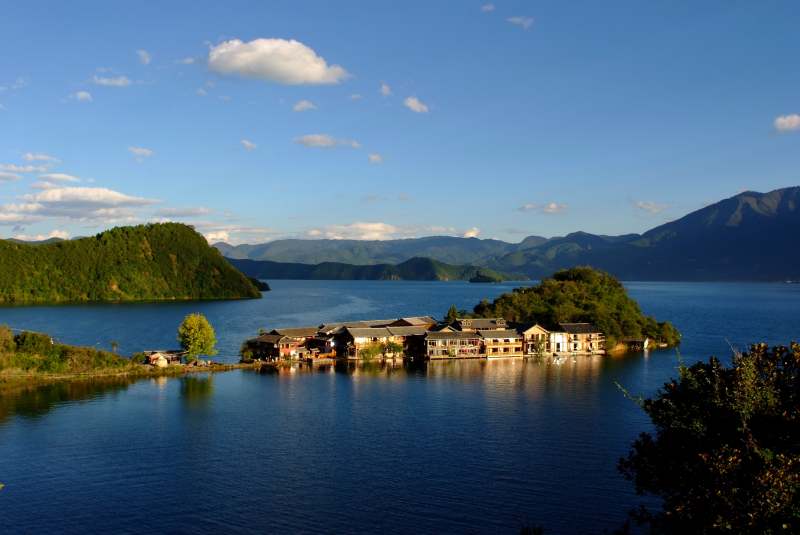 湖畔宁静村庄图片