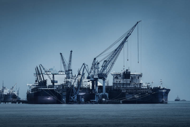 港口起重机与货船图片