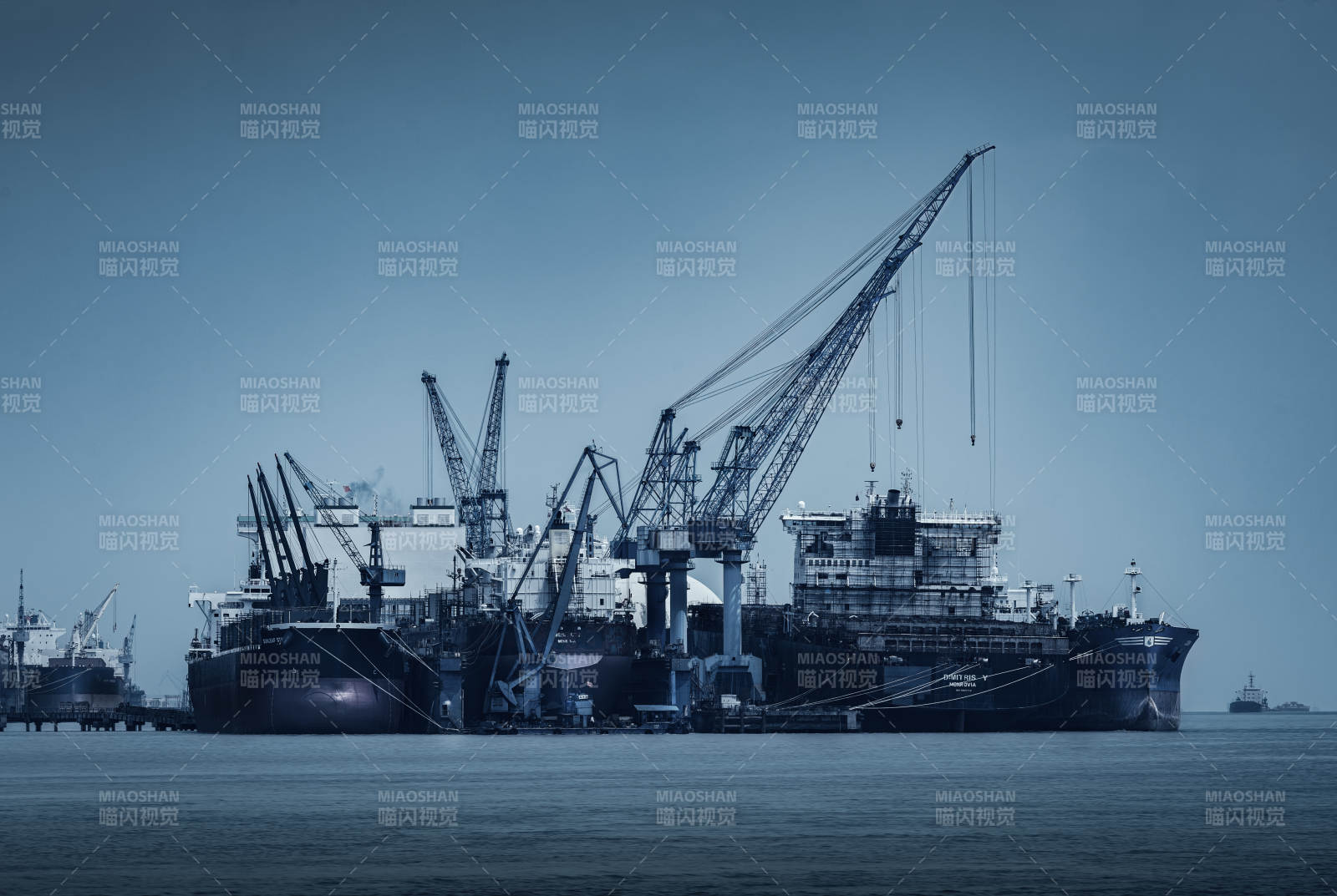 港口起重机与货船图片