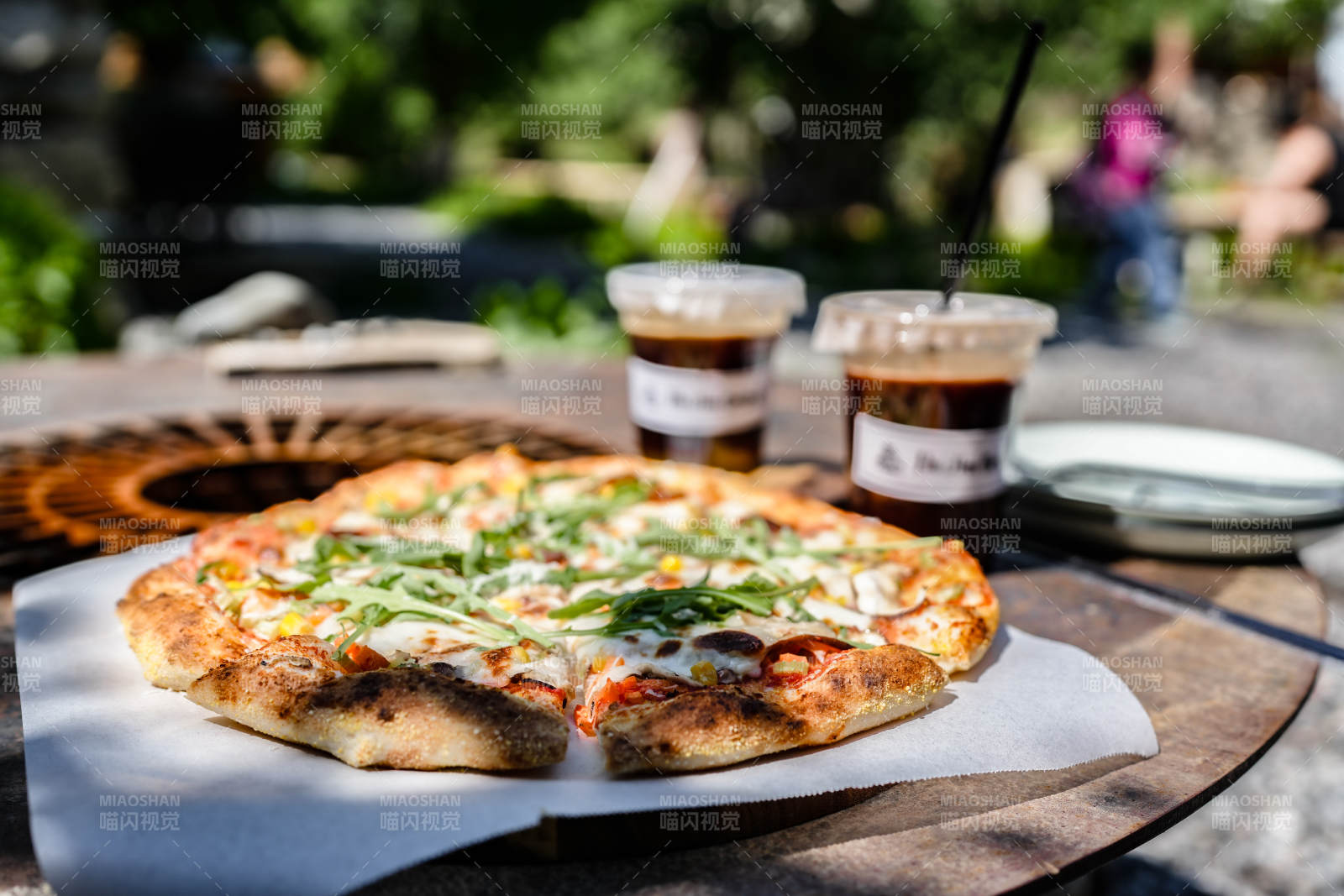 户外享用的美味披萨图片