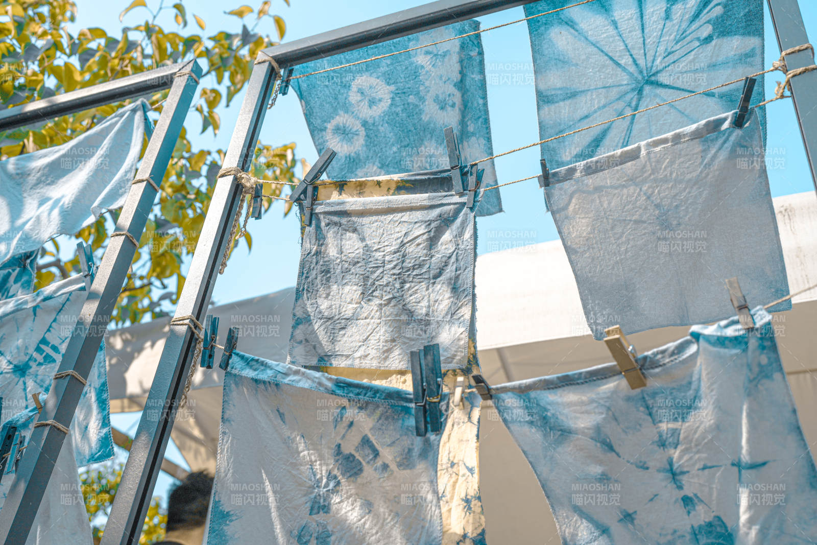 晾晒的蓝白扎染布料图片