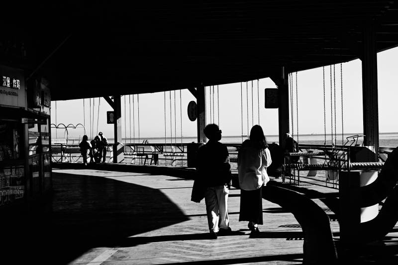 海滨长廊的剪影图片