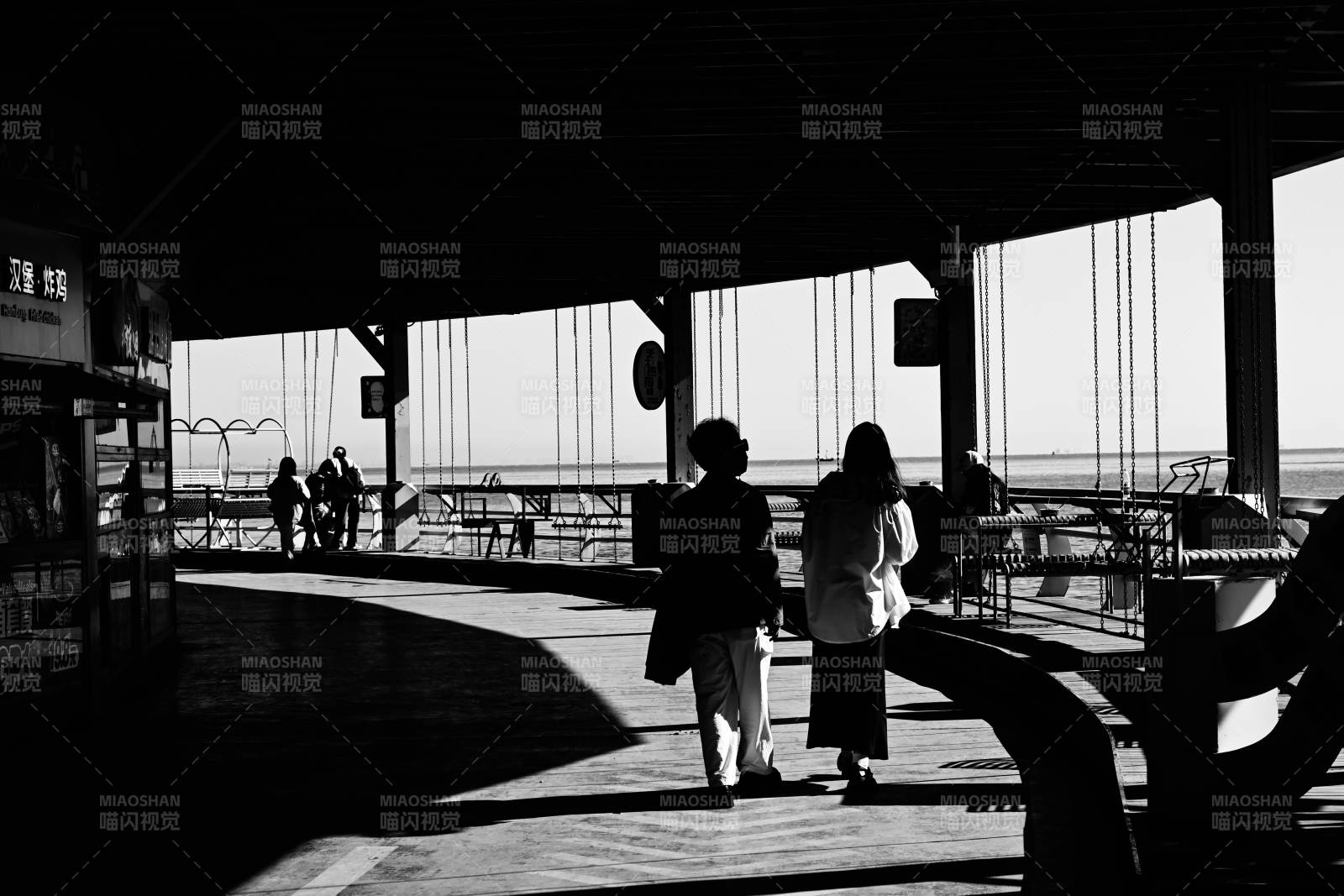 海滨长廊的剪影图片