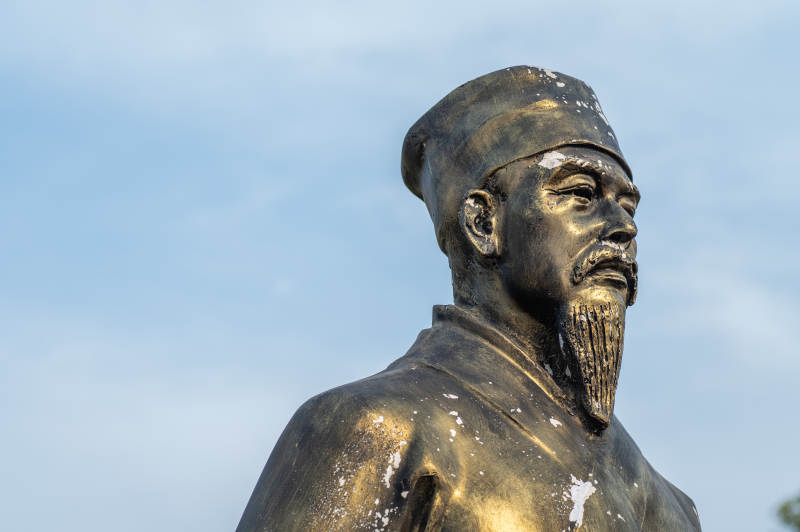 青铜雕像侧影—大冶尹家湖李时珍雕像图片