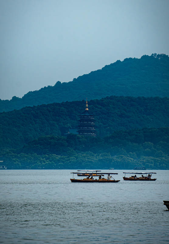 西湖游船与雷峰塔图片