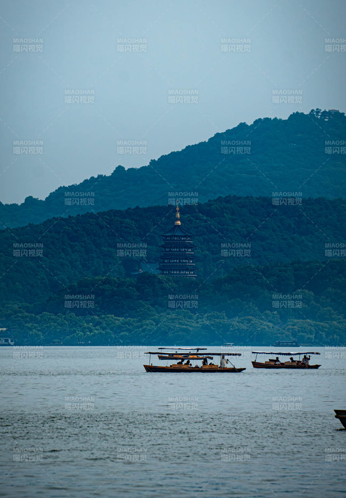 西湖游船与雷峰塔图片