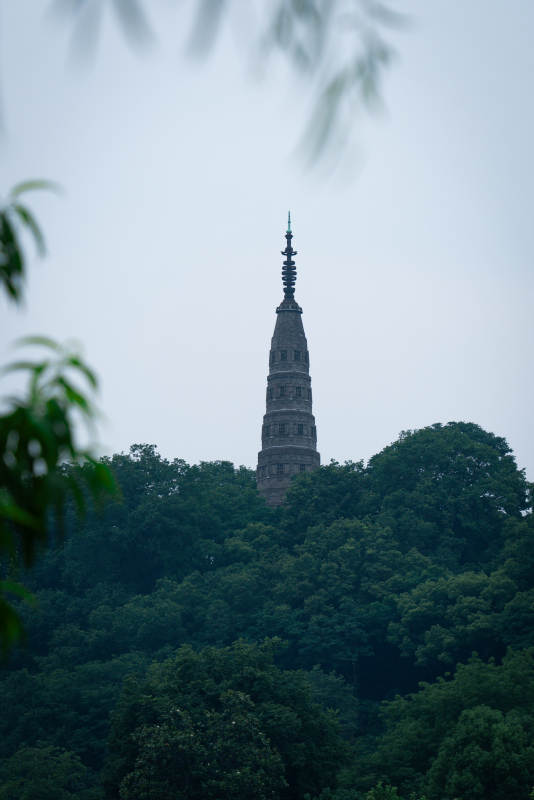 山中的古塔图片