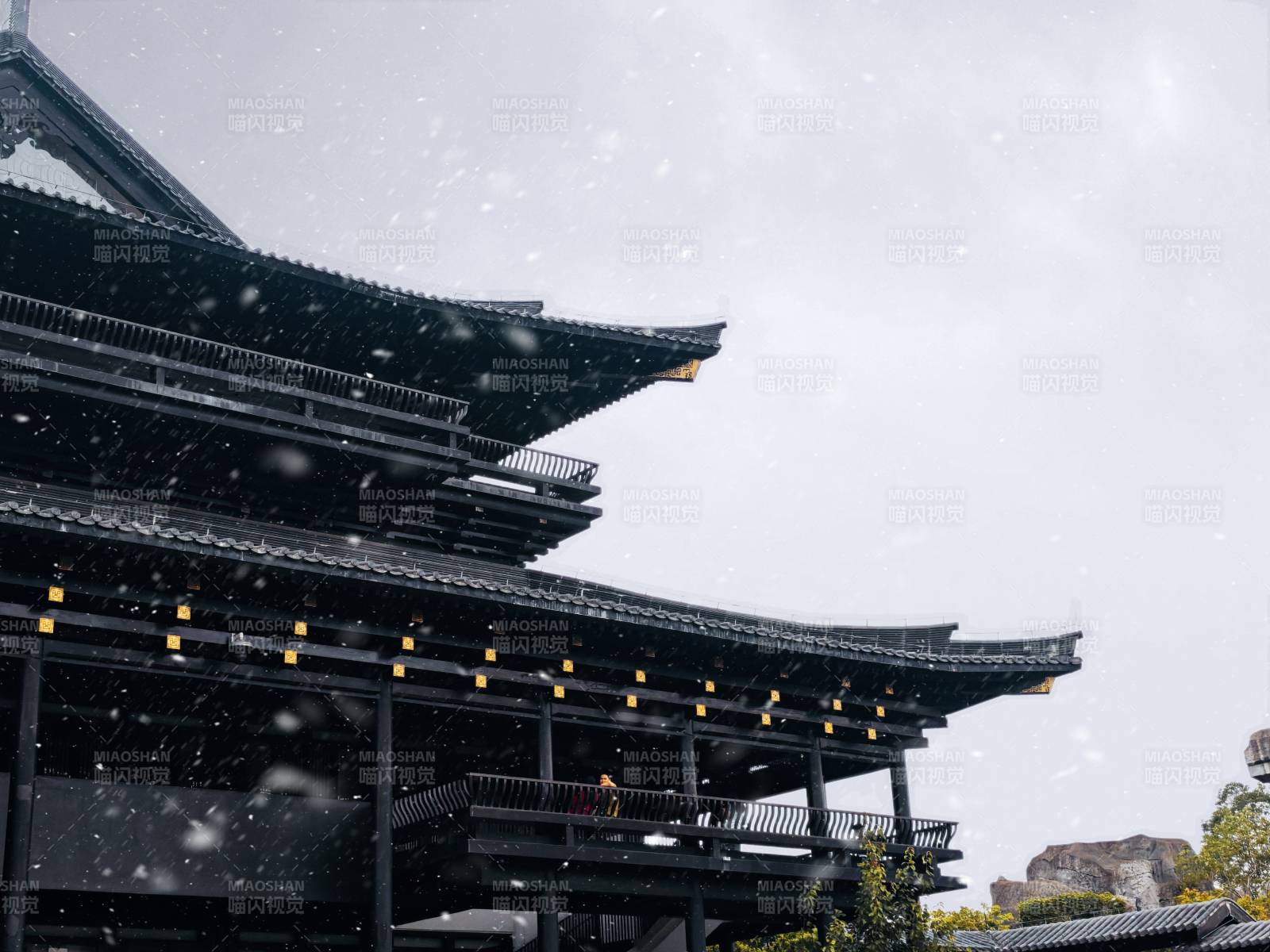 雪落古寺场景图片