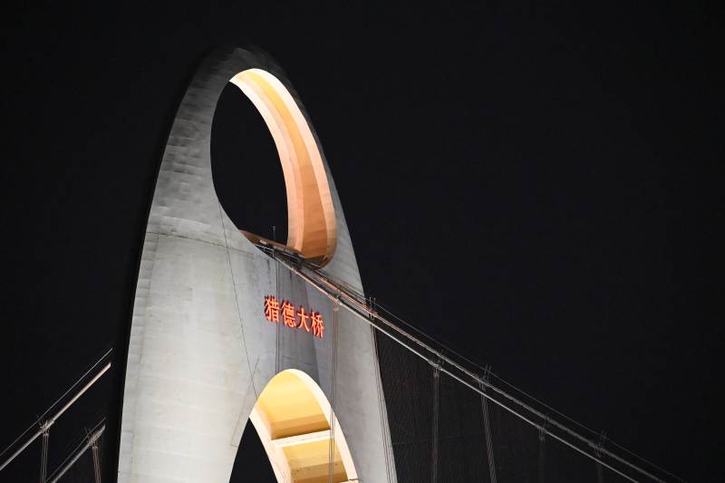 夜色中的桥梁剪影图片