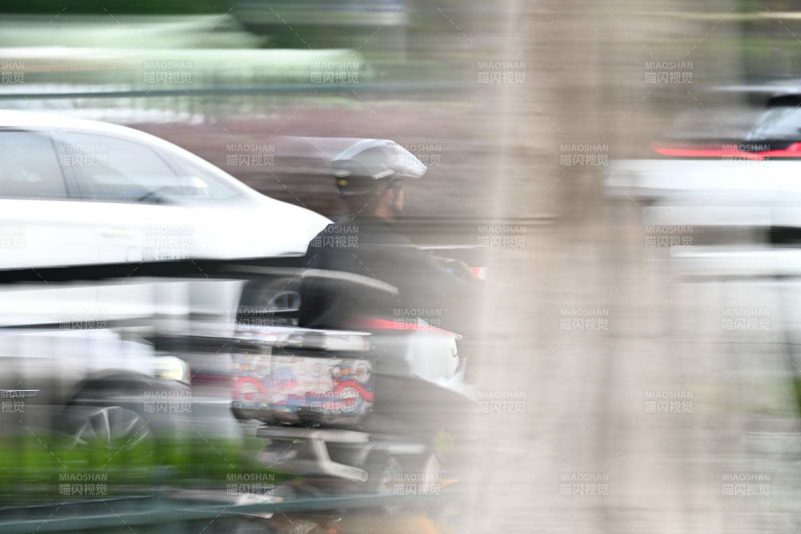 城市中的快递员图片