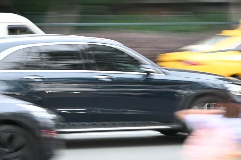 城市街道上的疾驰车辆图片