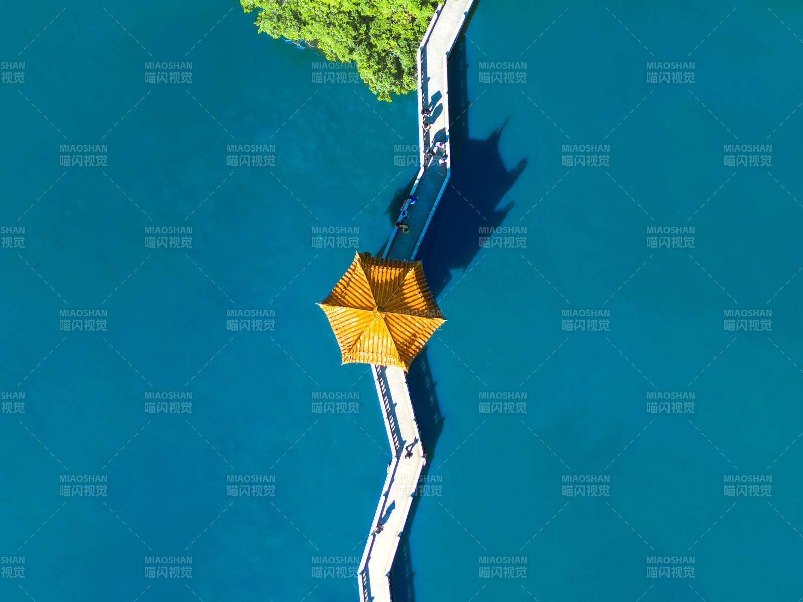 福州西禅寺湖中亭台倒影如画图片