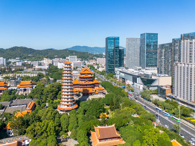 福州西禅寺古塔楼与现代都市图片