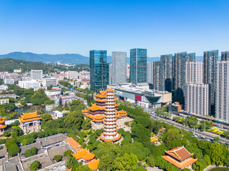 福州西禅寺的古塔与现代建筑图片